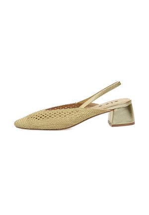 Zapato slingback de oro tejido con punta afilada, bajo tacón metálico y diseño abierto que revela el pie. Material superior texturizado.