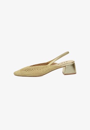 Zapato slingback de oro tejido con punta afilada, bajo tacón metálico y diseño abierto que revela el pie. Material superior texturizado.