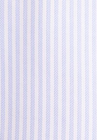 Tissu blanc à fines rayures verticales bleu clair et motif subtil en tissu à chevrons.