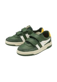 Zapatillas verdes con rayas blancas, correas de velcro, materiales de ante y cuero texturizados, punta redonda y suela de goma acolchada.