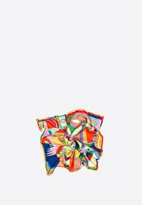 Pañuelo de seda multicolor con patrones abstractos, formas circulares y tonos vibrantes de rojo, verde, azul y amarillo, con una textura suave.