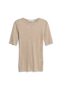 Béžový pletený top s krátkým rukávem a kulatým výstřihem. Tkanina se zdá být měkká s jemnou texturou. Nejsou viditelné žádné vzory ani ozdoby.