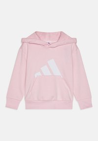 Rózsaszín kapucnis pulóver, puha anyagból, elülső zsebből álló zsebbel, nagy fehér Adidas logóval a mellkason, bordázott ujjak és alsó szél.