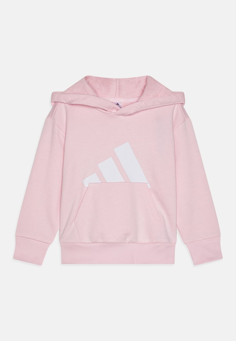 Hanorac roz dintr-un material moale, cu o buzunare frontale, având un mare logo alb Adidas pe piept și manșete și tiv cu tijă.