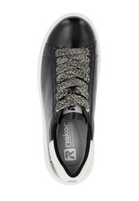 Baskets en cuir noir avec surface texturée, lacets épais gris à motif, semelle en caoutchouc blanc, et intérieur rembourré noir avec détail de logo.