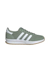 Zielone buty sportowe wykonane z tekstyliów i zamszu, z białymi paskami, gumową podeszwą oraz amortyzowaną konstrukcją z zaokrąglonym noskiem.