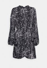 Černobílé šaty se zebrovým potiskem, dlouhými nabranými rukávy, vysokým výstřihem, nařaseným pasem a bočními kapsami. Hladká textilie.