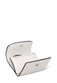 Wit lederen portemonnee met een overslagontwerp, goudkleurige accessoires, een ritsvak en zwarte randafwerking. Het interieur heeft kaartvakken en een gladde textuur.