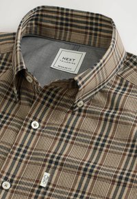 Skjorte med ternet mønster i brune, beige og marine farver. Knaphulskrage, almindelig pasform og blødt tekstureret stof med label.