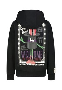 Zwarte hoodie met een grafische print van een cartoonfiguur in een hoge hoed, met kleurrijke tekst en details, waaronder gestreepte sokken en een patroon achtergrond.