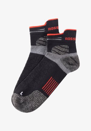Sorte og grå ankelstrømper med et struktureret mønster, røde detaljer øverst og et stribet design på siden. Størrelse angivet som "L."