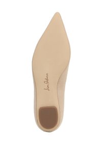 Beige puntige ballerina met een soepele zool, kleine hak en het "Sam Edelman" logo gedrukt op de zool.
