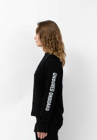 Zwarte longsleeve met ronde hals, voorzien van witte tekst "UNBORED ONBOARD" op de linkermouw. Soepele textuur en een relaxte pasvorm.