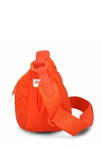 Borsa in tessuto arancione gonfio con una ampia tracolla regolabile, dotata di chiusura con zip e dettagli testurizzati per una presa migliore. Forma compatta e strutturata.