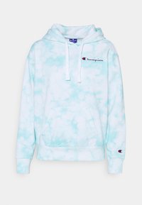 Světle modrá mikina s kapucí ve stylu tie-dye, s klokaní kapsou, bílými šnůrkami a malým červeným logem Champion na hrudi. Měkká tkanina.
