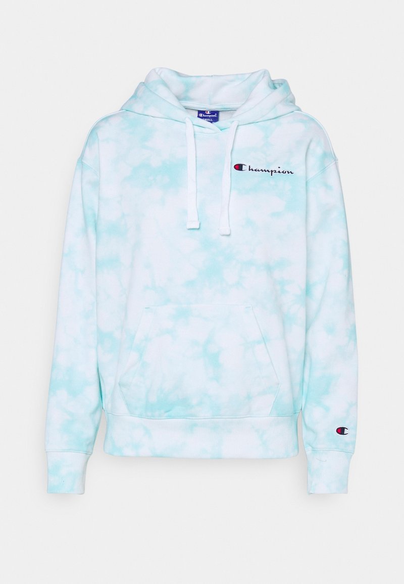 Světle modrá mikina s kapucí ve stylu tie-dye, s klokaní kapsou, bílými šnůrkami a malým červeným logem Champion na hrudi. Měkká tkanina.