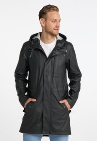Vandtæt sort parka med hætte, med lynlåslukning foran, to sidelommer, justerbare snore og grå indvendig foret.