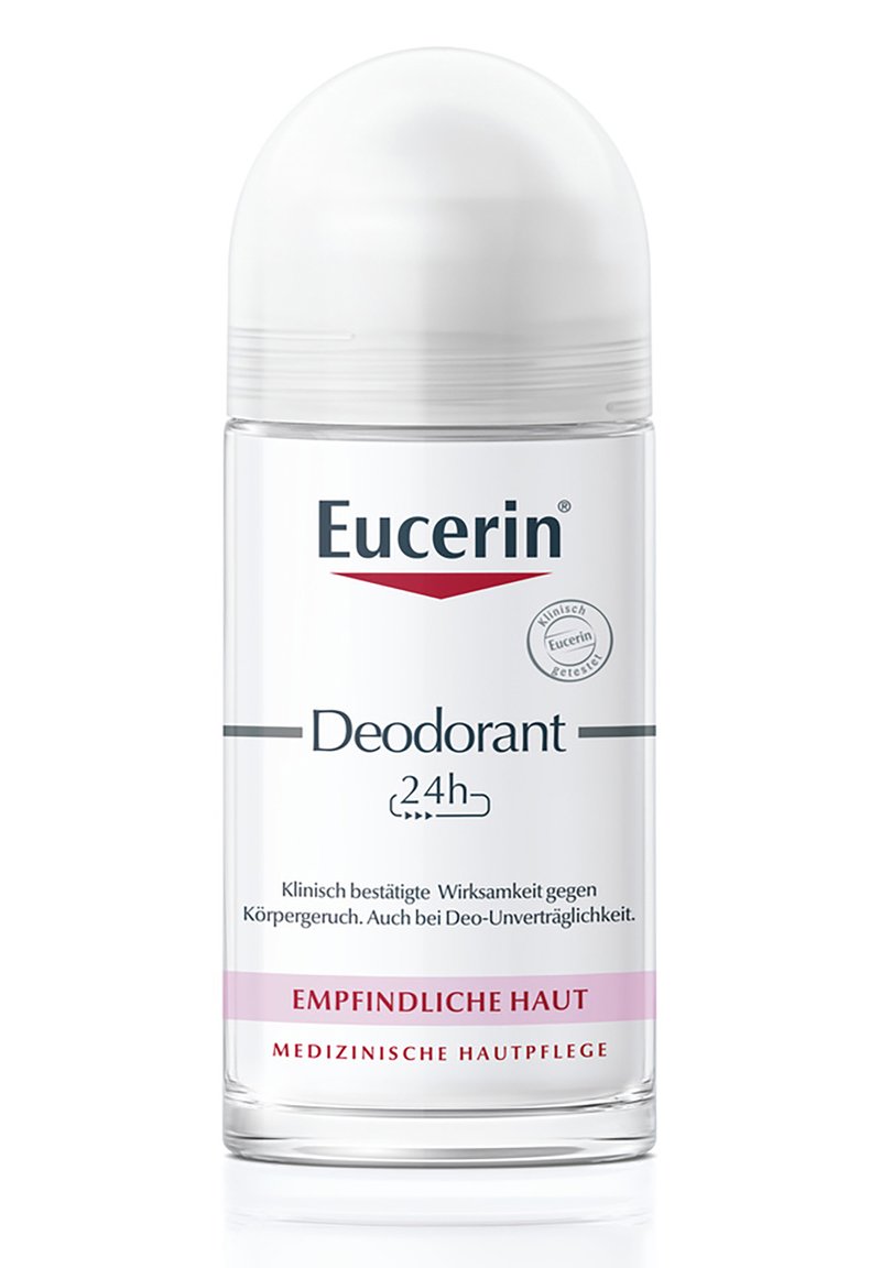 Eucerin 24h Deodorant in einer transparenten zylindrischen Flasche mit einem weißen Kappenkopf. Das Etikett zeigt blaue und rosafarbene Schrift, die anzeigt, dass es für empfindliche Haut geeignet ist.