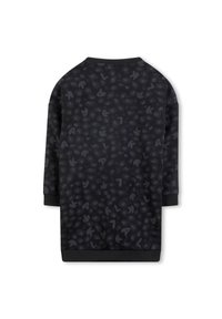 Svart genser med et teksturert mønster av mørkegrå abstrakte former og bokstaver. Lange ermer og rund hals.