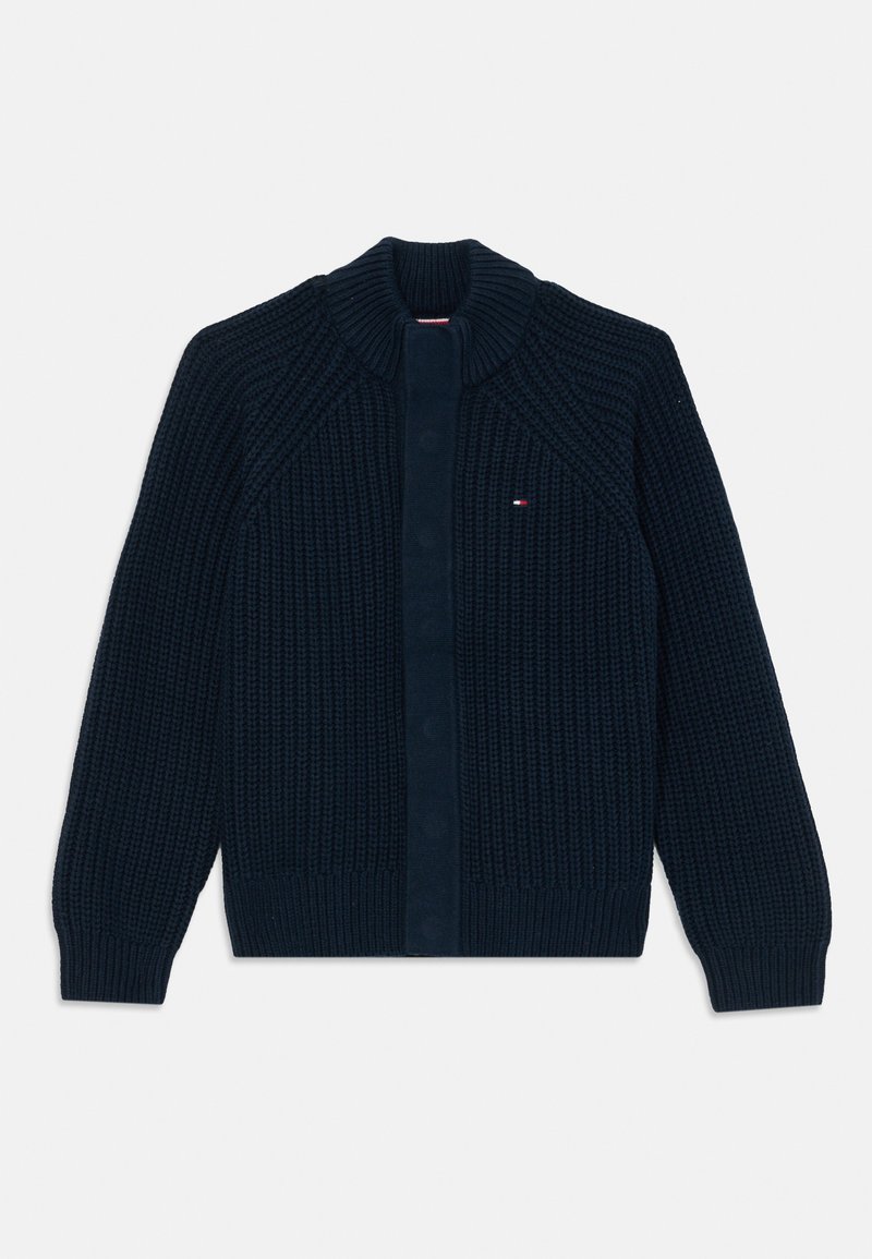 Cardigan en maille épaisse bleu marine avec col, poignets et ourlet côtelés, doté de boutons dissimulés et d'un petit logo sur la poitrine.