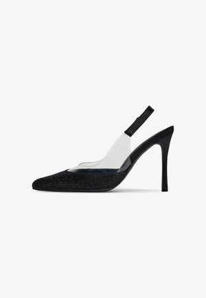 Melna augsta papēža kurpe ar smailu pirkstu un caurspīdīgu priekšpusi. Iezīmē slēgtu aizmugures siksniņu un teksturētu augšējo daļu, kas rotāta ar akmeņiem.