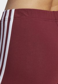 adidas Sportswear ESSENTIALS 3-STRIPES BIKE - Legingi - shadow red/white