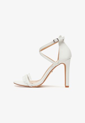 Valged kõrge kontsaga sandaalid avatud varbaga, selgete rihmadega ees ja reguleeritava pahkluu rihmaga, millel on sile nahktekstuur.