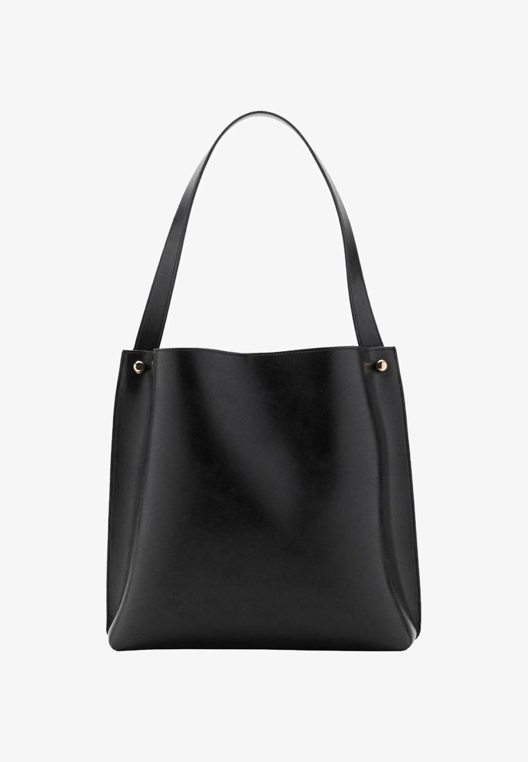 Borsa tote in pelle nera con texture liscia, ampia apertura, due manici superiori e dettagli dorati ai lati. Design minimalista.