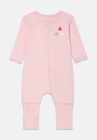 Pijama de algodón rosa con mangas largas, cremallera frontal y tres apliques de corazones coloridos en el pecho. Textura suave y puños elásticos.