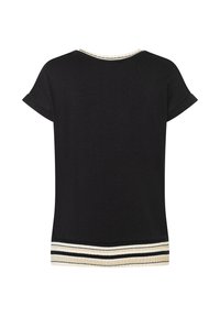 Zwarte t-shirt met korte mouwen, geribbelde halslijn en een gestreepte zoom met gouden, zwarte en crème kleuren. Eenvoudige, rechte silhoët.