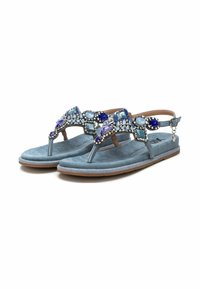 Sandali blu scamosciati con cinturini decorati che presentano varie gemme blu e accenti argentati. Design aperto con suola piatta e cinturino alla caviglia.