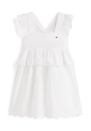 Vestito bianco senza maniche per bambini piccoli con spalline arricciate, vita raccolta, orlo smerlato e piccolo logo Tommy Hilfiger sul petto.