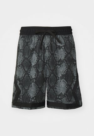 Sorte og grå shorts med et slangeskinnmønster, med elastisk midjebånd og svart snor. Inkluderer svarte detaljer på kanten.