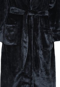 Robe en velours bleu marine foncé avec deux poches avant, ceinture et finition en tissu doux et texturé. Le design comprend une ouverture à l'avant et des manches longues.