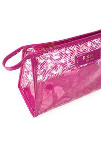 Bolsa de cosméticos de plástico transparente y rosa con un patrón geométrico, cierre mediante cremallera y un asa lateral. Presenta el logo de DKNY grabado en metálico.