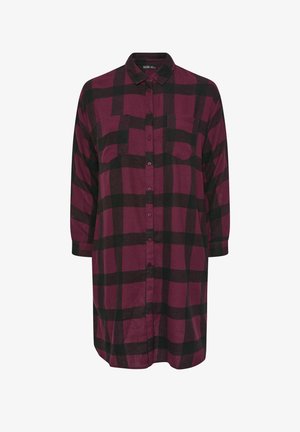 Camisa de manga larga, con botones, en burdeos con un patrón de cuadros en negro. Cuenta con dos bolsillos en el pecho y un cuello clásico. Textura de tejido suave.