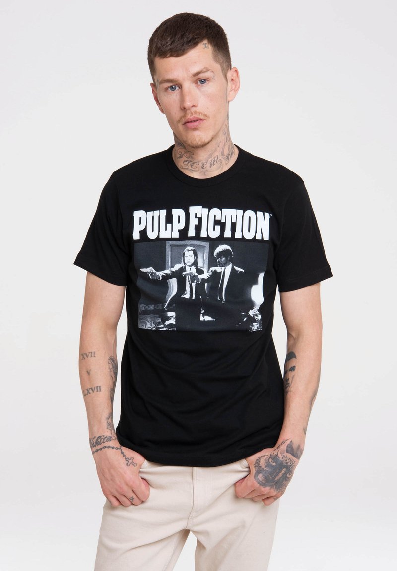 Sort bomulds T-shirt med grafisk tryk fra "Pulp Fiction" med hvid tekst og sort-hvide billeder af to karakterer.