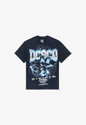 Tengerészkék póló "DCSHOECOUSA" felirattal, egy 3D-s koponyás csillaggal és elektromos kék villám grafikával az elején.