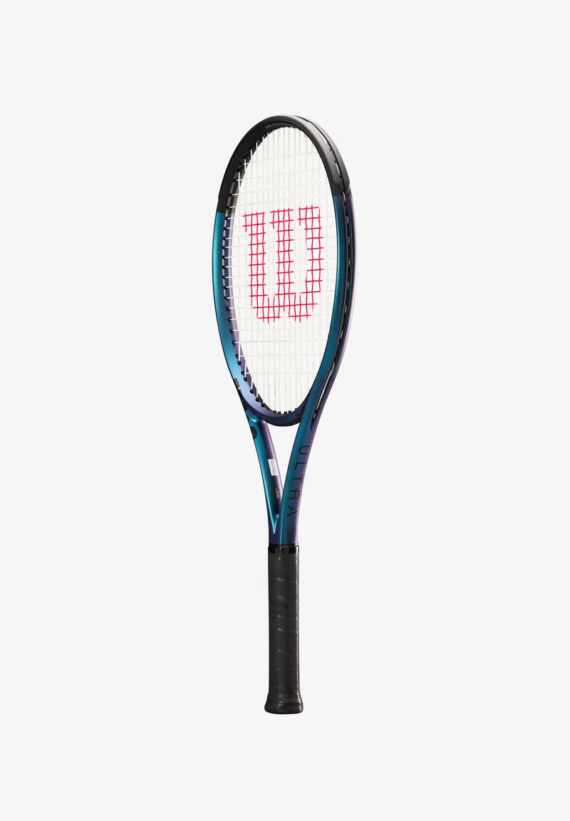 Raqueta de tenis Wilson con un marco negro y azul verdoso, cuerdas blancas y un prominente logo rojo "W" en la cama de las cuerdas. Empuñadura texturizada negra.