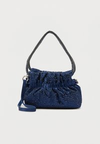 Tmavomodrá kabelka s nariaseným dizajnom, zdobená lesklými cvočkami. Má reťazové držadlo a odnímateľný ramenný popruh. Mäkká textúra.