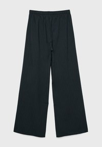 Zwarte wijde broek met een krijtstreep patroon, voorzien van een elastische tailleband en een gladde textuur. Ontworpen voor een relaxte pasvorm.