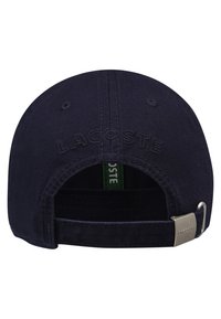 Căciulă bleumarin din bumbac, cu o borură curbată, care prezintă textul embosat "LACOSTE" pe spate și eticheta interioară verde, detalii din metal.