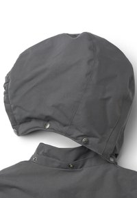 Szara wodoodporna kurtka z kapturem o marszczonej teksturze, ozdobiona zatrzaskami przy szyi oraz gładkim, opływowym krojem.