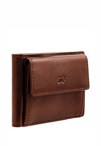 Cartera de cuero marrón con superficie texturizada, diseño plegado y logo en relieve. Cuenta con un cierre de botón a presión y costuras precisas.