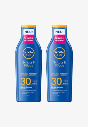 Blaue Plastikflaschen mit NIVEA Sun Sonnencreme und gelben Kappen. Merkmale "CITRACELL-PROTECT", SPF 30 und Angaben zum UV-Schutz auf Deutsch.