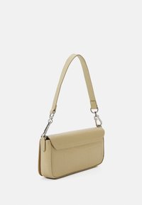 Beige kein nahkakäsilaukku, jossa on jämäkkä muotoilu, litteä yläosa, olkahihna ja hienovarainen kohokuvioitu krokotiilikuosi.