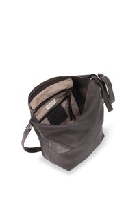 Borsa a tracolla in pelle grigia con chiusura a zip, dotata di un interno beige, tasca, etichetta e una forma ampia e morbida. Accentuata da un manico corto.