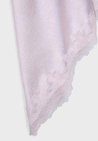 Tissu rose clair avec une texture florale subtile et une bordure en dentelle festonnée le long du bord, sur un fond uni clair.