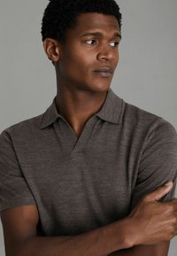 Reiss REGULAR FIT - DUCHIE OPEN COLLAR  - Polotričko - dark brown melange