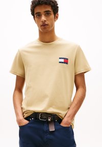 Tommy Jeans - SLIM ESSENTIAL FLAG TEE - Marškinėliai su spaudiniu - relic tan Miniatiūros vaizdas 1